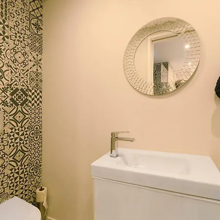 Next To The Trees And The Sea אסטוריל